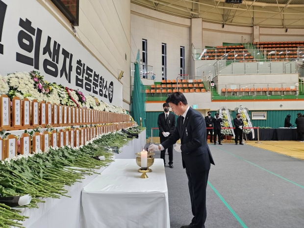 조용익 부천시장이 1일 전남 무안종합스포츠파크에 마련된 항공 참사 합동분향소에 직접 방문해 조의를 표했다.