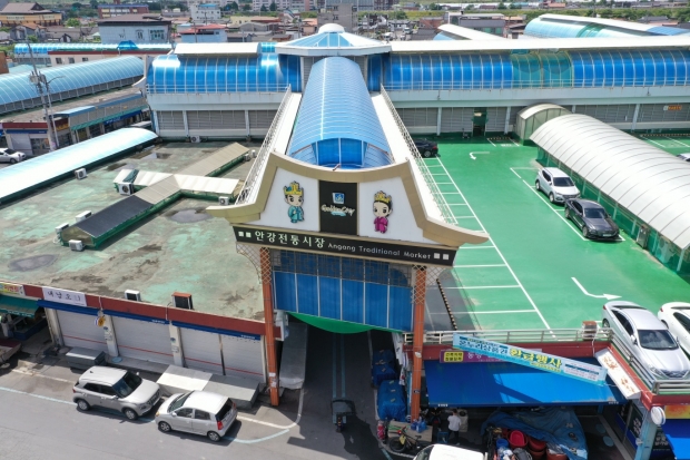 지난해 완공된 안강시장 아케이드 보수 전경 사진