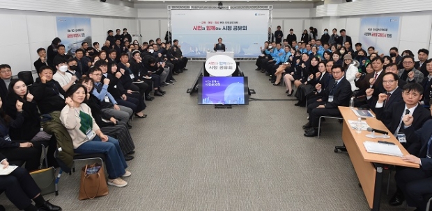 유정복 인천광역시장 14일 인천교통공사 열린 '2025년 인천광역시 주요정책분야별 시정공유회'에서 참석자들과 기념촬영을 하고 있다.