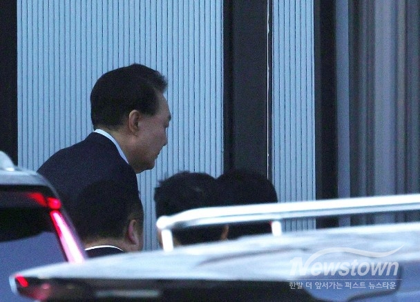 내란 수괴(우두머리)와 직권남용 권리행사 방해 혐의를 받는 윤석열이 15일 경기도 과천시 정부과천청사 내 고위공직자범죄수사처(공수처) 뒷문으로 들어가고 있다./ 사진=SNS
