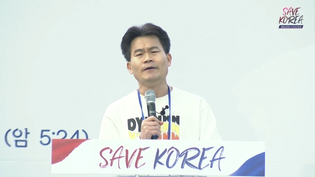 전한길 강사가 25일 여의도 집회현장에서 연설하는 모습./유튜브 크리스천투데이 영상 캡쳐