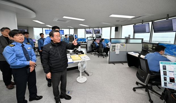 유정복 인천광역시장이 26일 2025 을사년 설 명절맞아 방문한 해상교통관제센터에서 해양 사고 예방 대책을 점검하고 있다.
