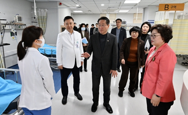 유정복 인천광역시장이 26일 2025 을사년 설 명절맞아 방문한 인천의료원에서 응급의료 대책을 점검하고 있다.