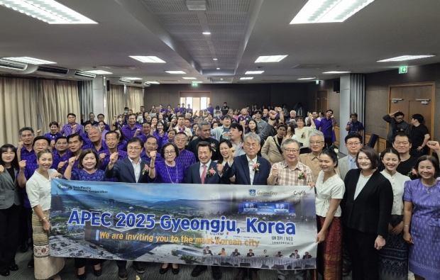 올 1월 태국 핏사눌록주에서 개최된 2025 세계문화유산도시 야간형 축제 컨퍼런스에서 송호준 부시장을 포함한 관계자들과 현지인들이 APEC 정상회의 성공개최를 응원하고 있다.