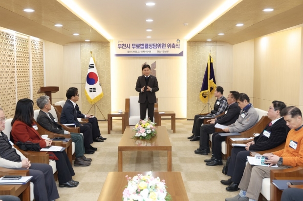 조용익 부천시장이 무료법률상담위원들과 앞으로의 법률상담 방향성에 대해 이야기하고 있다