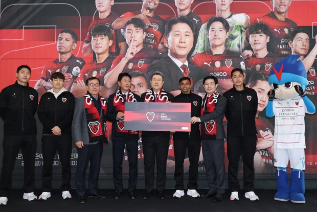 포항시는 7일 시청 3층 로비에서 포항스틸러스의 선전을 기원하며 ‘2025년 포항스틸러스 시즌예매권 판매행사’를 개최했다.