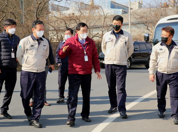 주낙영 시장이 지역의 기업체를 방문해 현장을 둘러보고 있다.