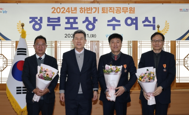 왼쪽부터 유욱재 前 농업기술센터소장, 이강덕 포항시장, 최창호 前 연일읍장, 권의진 前 죽도동장