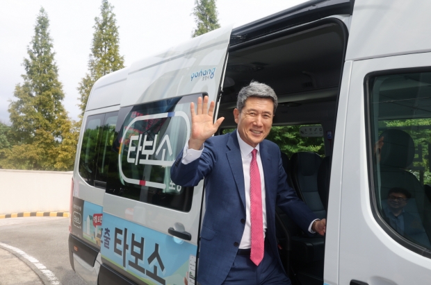 지난해 9월 포항 체인지업그라운드에서 개최한 공공형 택시호출 타보소 택시의 론칭 시연회에서 시승식을 하고 있는 이강덕 포항시장