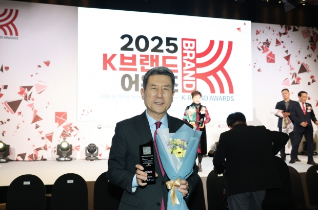 19일 서울 더플라자호텔에서 열린 2025 K-브랜드 어워즈의 K-도시 부문에서 디지털융합혁신도시로 선정돼 이강덕 포항시장이 기념 촬영을 하고 있다.