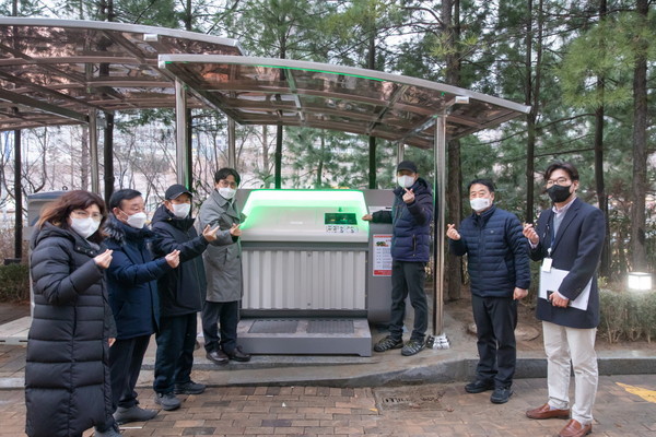 인천 서구 청라지구 주민들이 설치후 기념 촬영을 하고 있다