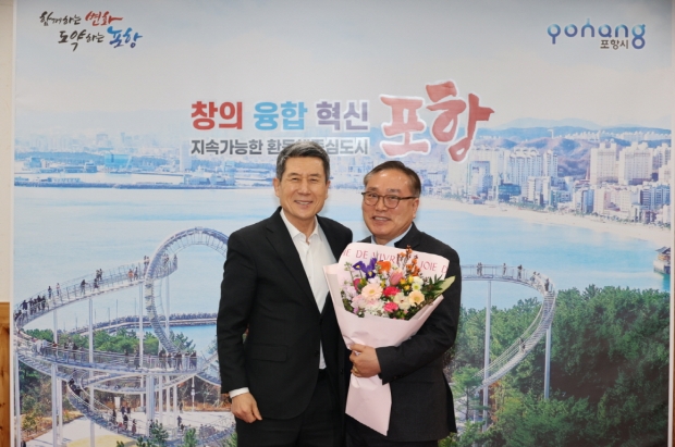 (좌)이강덕 포항시장, (우)한상호 제11대 포항시사회복지사협회장