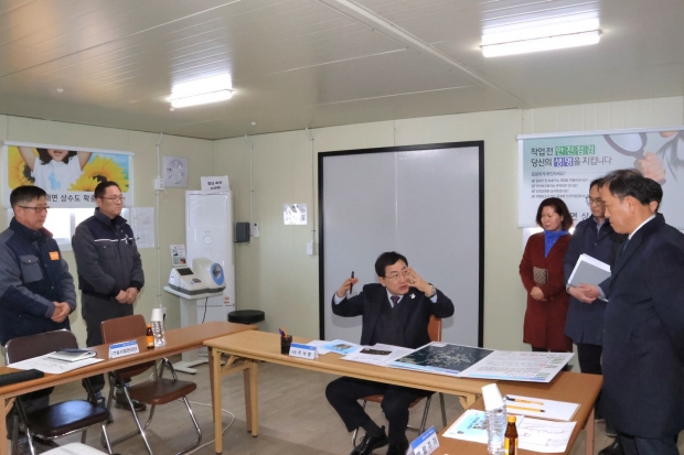 주낙영 시장이 시 관계자들과 산내면 상수도 확충사업 현장을 방문해 현장을 둘러보고 있다