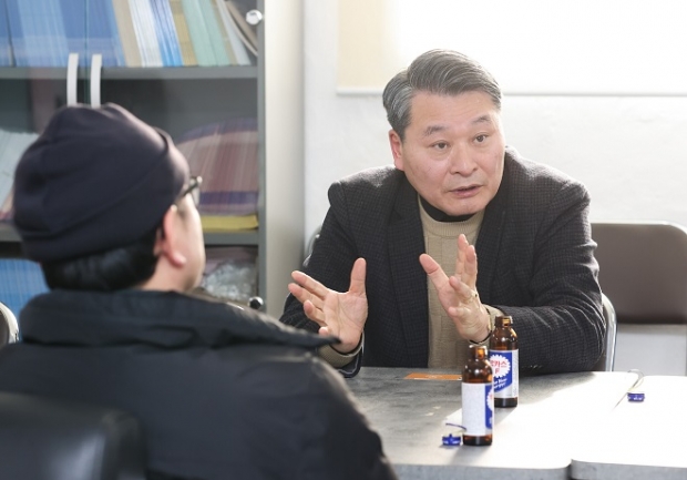 김유곤 산업경제위원장이 현장을 방문해 관계자의 말을 경청하고 있다.
