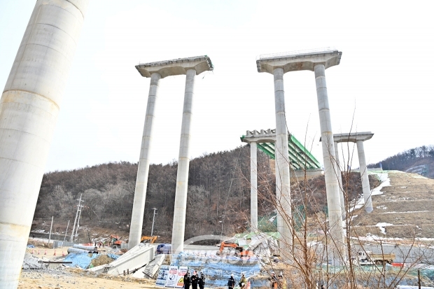 세종-안성 고속도로 청룡천교 붕괴 사고 현장