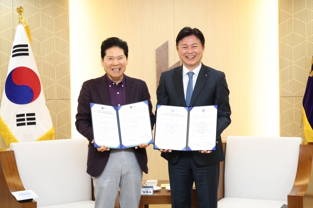 협약서 교환 후 기념사진을 찍고 있는 조용익 부천시장(오른쪽)과 양재수 선재교육문화장학재단 이사장(왼쪽)