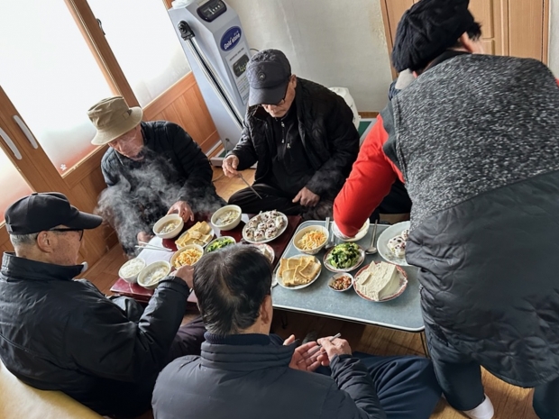 황남동 사정경로당 어르신들이 행복밥상 사업을 통해 식사하는 모습