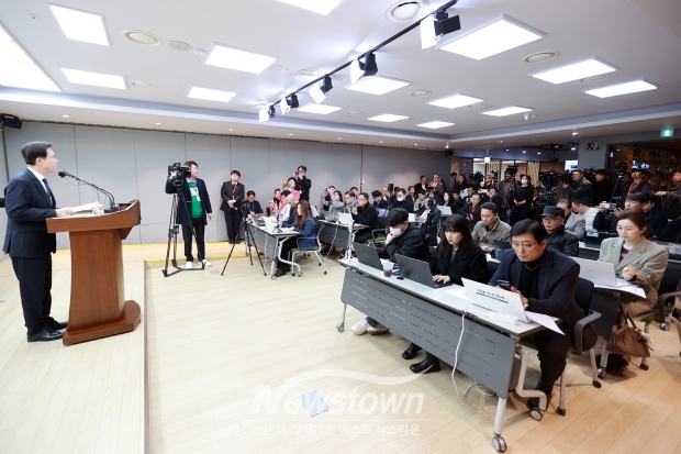 김태흠 충남도지사는 “정부는 기후대응댐 예정지 14곳에 대해 후보지와 후보지(안) 등으로 분류할 예정”이라며 “도에서 찬·반 양측 주민과 전문가 등이 참여하는 협의체를 구성해 충분한 협의와 논의를 거쳐 후보지로 최종 확정될 수 있도록 하겠다”고 말했다.