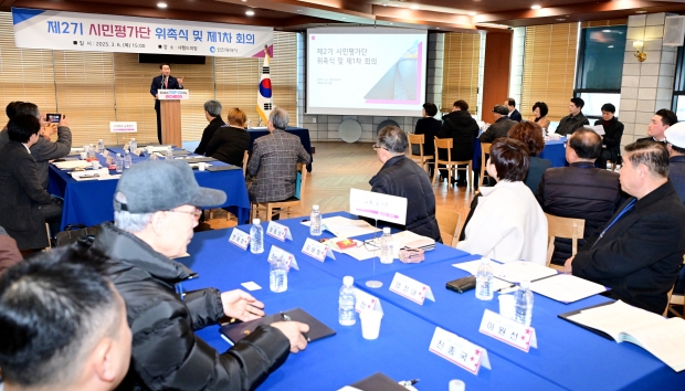 유정복 인천광역시장이 6일 남동구 샤펠드미앙에서 열린 '제2기 시민평가단 위촉식 및 제1차 회의'에서 인사말을 하고 있다.