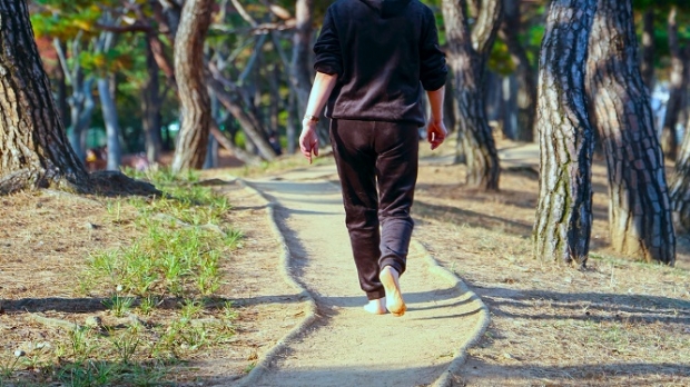 맨발로 맨발길을 걷고 있는 모습