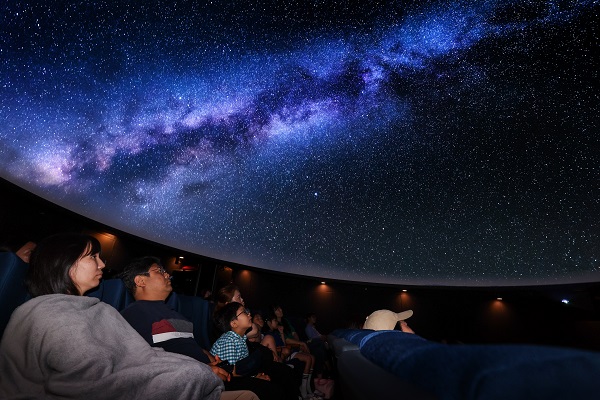 부천천문과학관의 천체투영관 상영프로그램을 시청하고 있는 모습