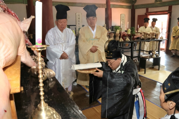 경주향교 춘계 석전대제가 지난 9일 경주향교 대성전에서 엄숙히 봉행되고 있다.