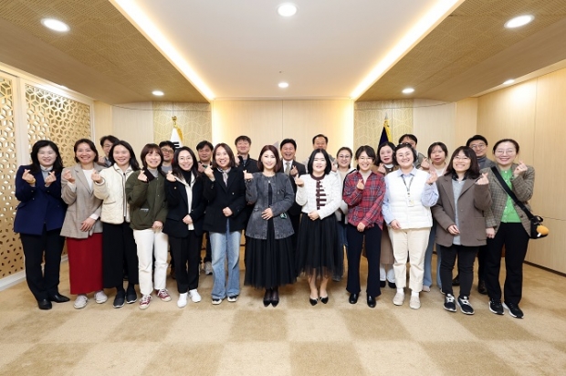조용익 부천시장과 대안학교 및 학교밖청소년지원센터 학부모와 기념사진을 촬영하고 있다