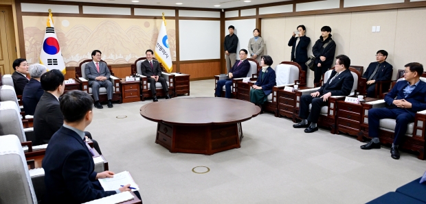 유정복 인천광역시장이 12일 시청 접견실에서 열린 '인천-백령항로 대형여객선 신조·운항 협약 체결식'에서 인사말을 하고 있다.