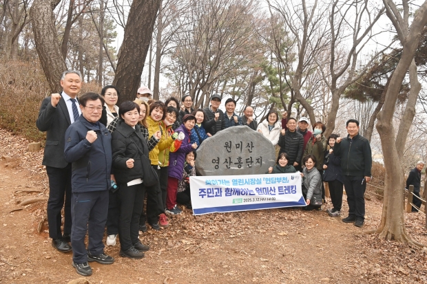 조용익 부천시장이 원미산 트레킹 참여자와 단체사진 촬영하고 있다