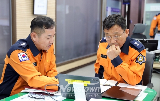 성호선 충남소방본부장(사진/우측)이 3월 17일 부임하여 별도의 취임 행사 없이 119종합상황실을 방문하여 충남소방의 현장대응태세를 점검했다.
