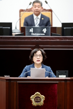 인천시의회 신영희 의원, 제301회 임시회 시정질의 모습