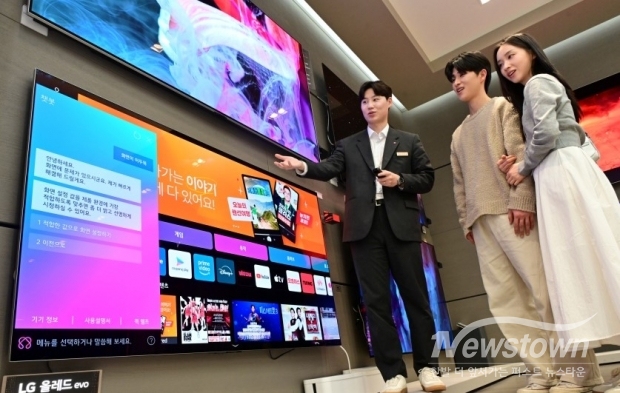 LG전자가 베스트샵 주요 매장에서 2025년형 올레드 TV 판매를 시작한 가운데, 모델이 AI 챗봇 기능을 이용하고 있다. / 사진=LG전자 제공