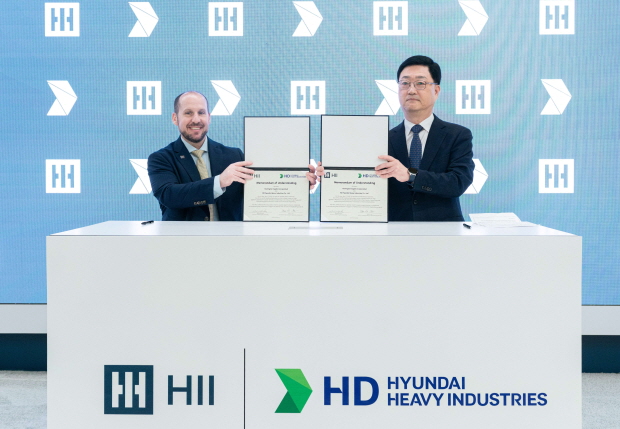 사진 설명 : HD현대와 헌팅턴 잉걸스는 현지시간 7일, 미국 워싱턴D.C.에서 열린 ‘해양항공우주 전시회(Sea Air Space 2025)’ 헌팅턴 잉걸스 전시관에서 HD현대중공업 주원호 특수선사업대표(사진 오른쪽)와 잉걸스 조선소 브라이언 블란쳇 사장이 참석한 가운데 선박 건조 생산성 향상 및 첨단 조선 기술 협력을 위한 양해각서(MOU)를 체결했다.