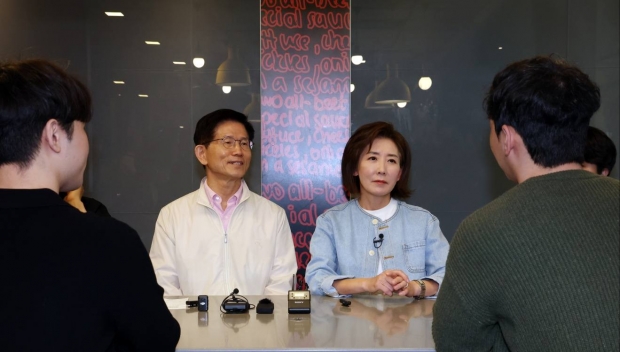 제21대 대통령선거 출마를 선언한 김문수 전 고용노동부 장관과 나경원 국민의힘 의원이 12일 오후 서울 동작구 맥도날드 중앙대학교점에서 간담회를 하고 있다./나경원 의원 페이스북<br>