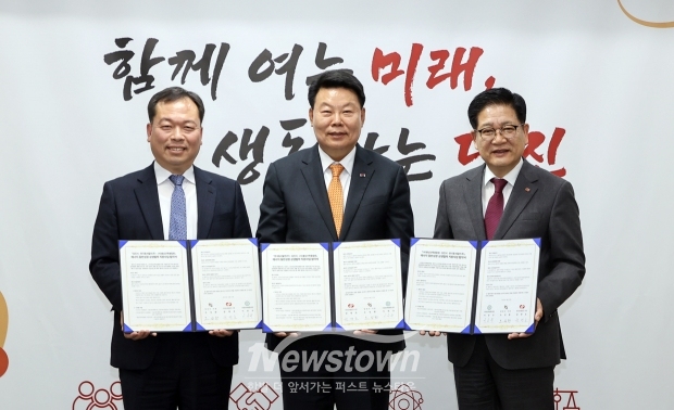 당진시가 지난 4월 15일 시청 접견실에서 한국동서발전(주), (사)충남산학융합원과 ‘2025년 에너지 동반성장 상생협력 지원사업 업무 협약’을 체결했다. 사진) 좌측부터 이종규 (사)충남산학융합원장, 오성환 당진시장, 권명호 한국동서발전사장