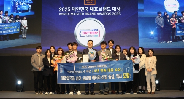 관련부서 직원들과 기념촬영을 하고 있다