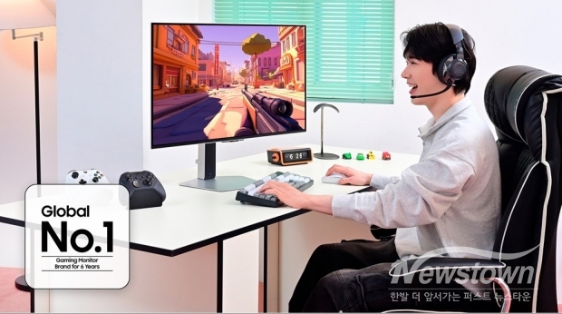 삼성전자 모델이 ‘오디세이 OLED G8’을 체험하고 있다. / 사진=삼성전자 제공