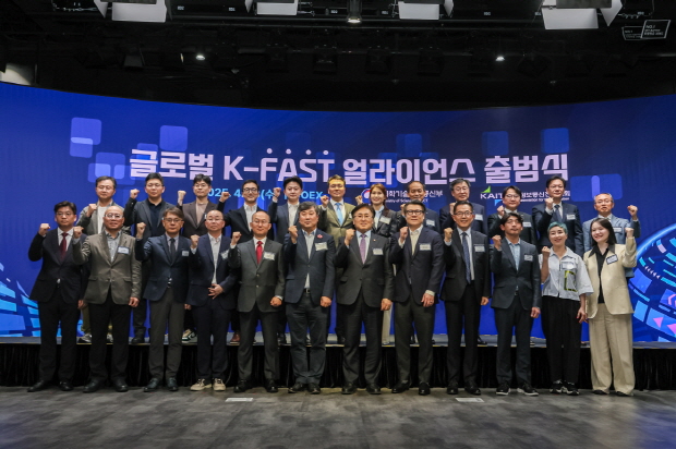 이스트소프트(정상원 대표, 윗줄 왼쪽에서 네 번째)가 AI 미디어 테크 기업으로 ‘글로벌 K-FAST 얼라이언스’에 합류했다./사진=이스트소프트 제공