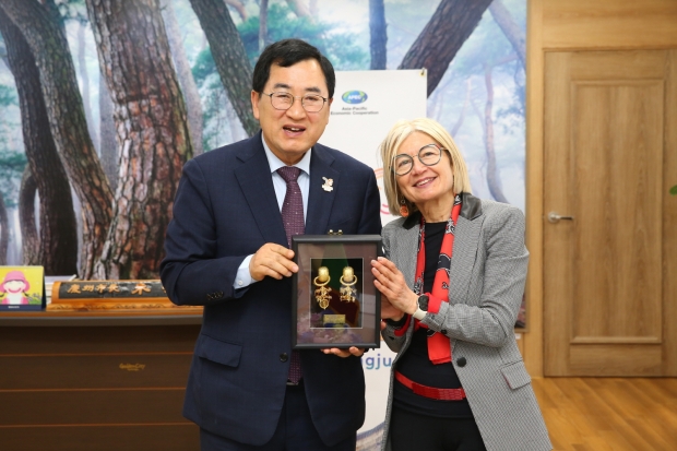 에밀리아 가토(사진 우측) 주한 이탈리아대사가 29일 경주시 청사를 찾아 주낙영 시장과 환담을 나눈 뒤 기념 촬영을 하고 있다