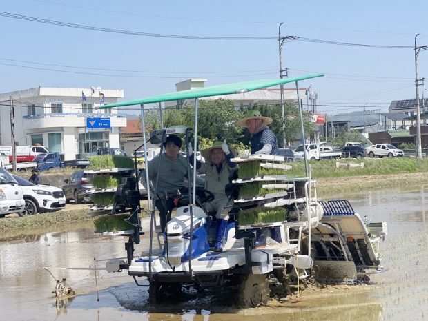 항시는 29일 신광면 들녘에서 ‘스마트 모내기 시연회’를 개최하고, 자율주행 이앙기와 드론 방제 등 최신 농업 기술을 선보였다.