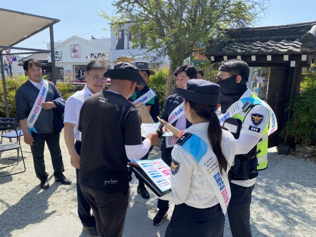 0일 경주시 황남동 황리단길 일원에서 열린 전동카트 안전운행 캠페인에서 송호준(좌측에서 두 번째) 경주부시장과 캠페인 참여자들이 대여업체를 방문해 전단지와 안내 지도를 배포하며 안전수칙을 안내하고 있다.