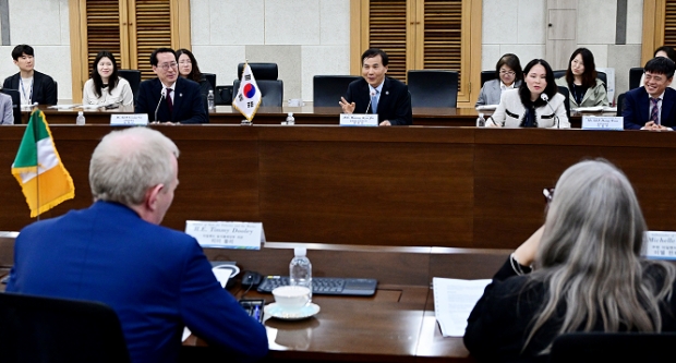 황효진 글로벌도시정무부시장이 1일 시청 영상회의실에서 티미 둘리 아일랜드 농식품해양부 차관과 협력방안을 논의하고 있다.