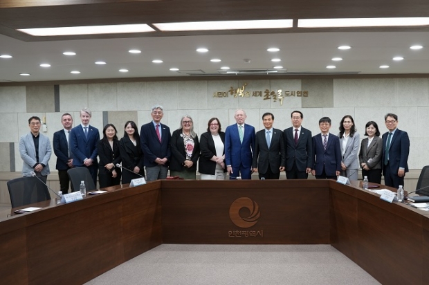 주요 참석자 왼쪽에서 여섯번째 겐트대학교 글로벌캠퍼스 한태준 총장, 일곱번째 주한 아일랜드 대사 미쉘 윈트럽((Michelle Winthrop), 왼쪽에서 아홉번째 아일랜드 농식품해양부 티미 둘리(Timmy Dooley) 차관, 오른쪽에서 여섯번째 인천광역시 글로벌도시정무부시장 황효진 및 주한 아일랜드 대사관 관계자, 인천시 관계자, 겐트대학교 글로벌캠퍼스 교수 및 연구진