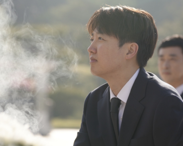 지난 4일 5.18 묘지를 찾은 이준석 대선 후보/이준석 페이스북