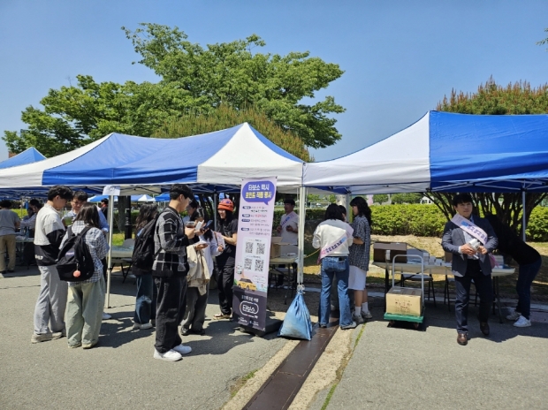 포항시가 12일 한동대학교 캠퍼스에서 타보소 택시 이용활성화를 위한 현장 홍보 캠페인 홍보 캠페인을 펼쳤다