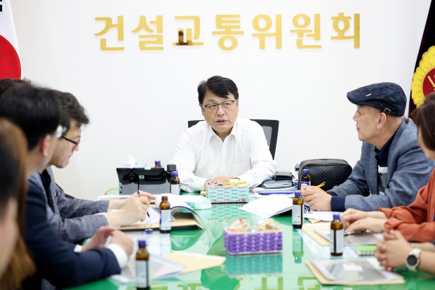 인천시의회 별관 5층 회의실에서 14일‘원도심 정비사업, 소통으로 해법 찾는다’는 주제로 열린 정책간담회에서 주요 관계자들이 회의에 열중하고 있다.