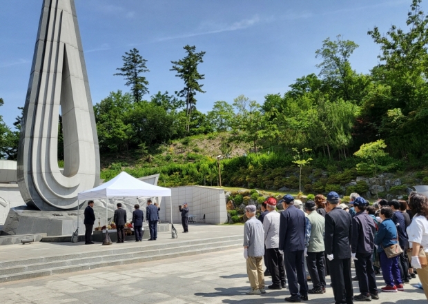 포항시는 21일 북구 덕수동에 위치한 포항시 충혼탑 광장에서 ‘2025년 국가유공자 위패봉안식’을 거행했다.