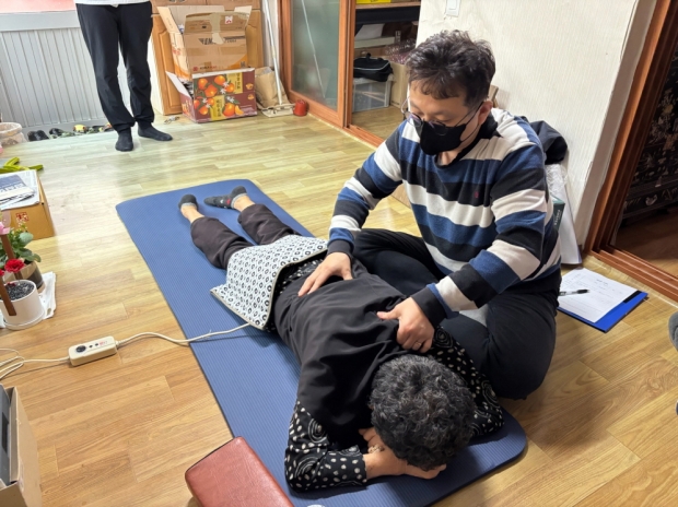 포항시가 거동이 불편한 어르신을 대상으로 하는 방문 맞춤운동 서비스를 제공하고 있다.