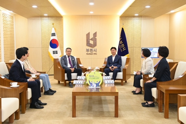 신용회복위원회 관계자들과 담소를 나누고 있다.