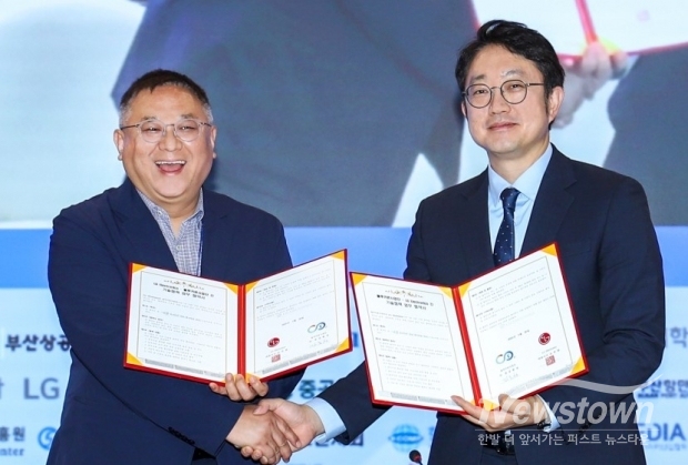 서울대학교 블루카본사업단 김종성 단장(왼쪽)과 LG전자 김영석 HS기능성소재사업실장(오른쪽)이 기념 사진을 촬영 중인 모습. / 사진=LG전자 제공